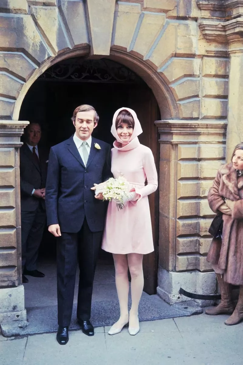 foto audrey hepburn vestido de novia corto