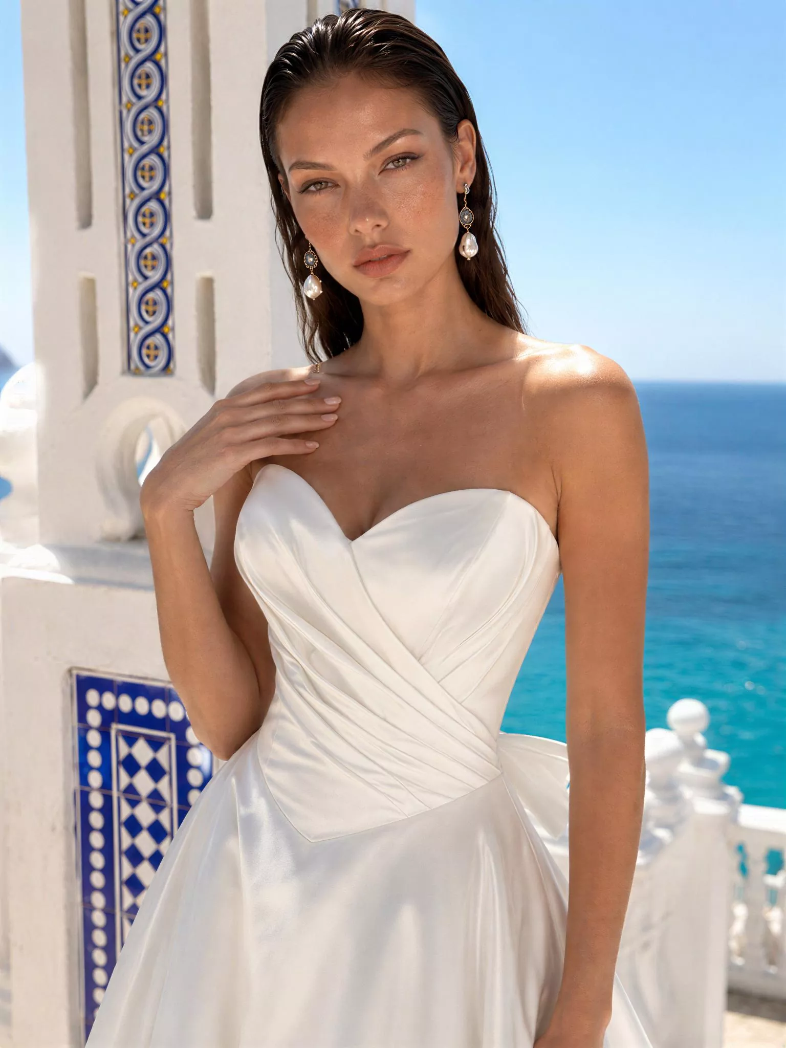 vestido-novia-aura-sedkastudio-crepé-escotecorazón-espaldaenv-detalle-sedkanovias