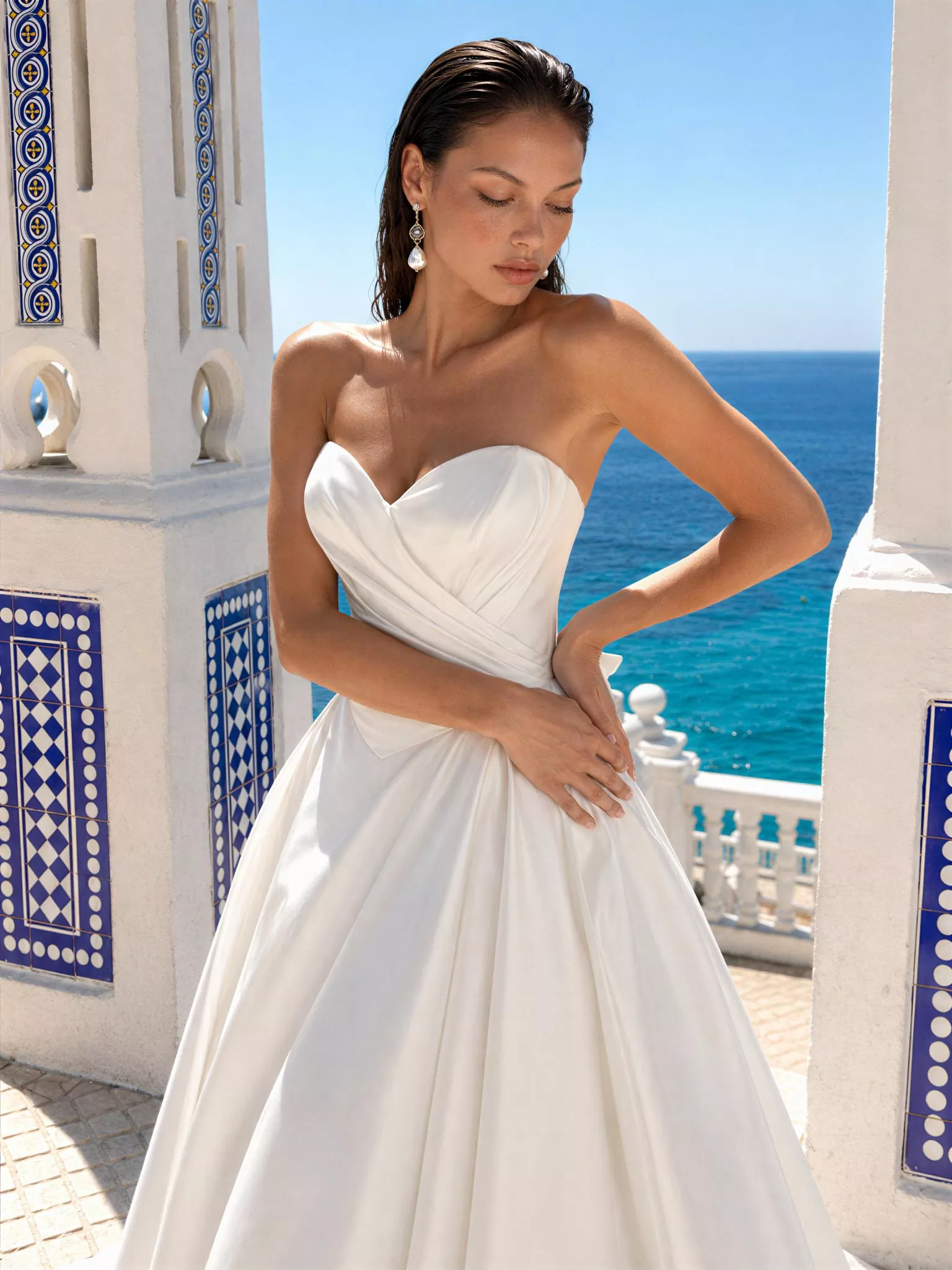vestido-novia-aura-sedkastudio-crepé-escotecorazón-espaldaenv-editorial-sedkanovias