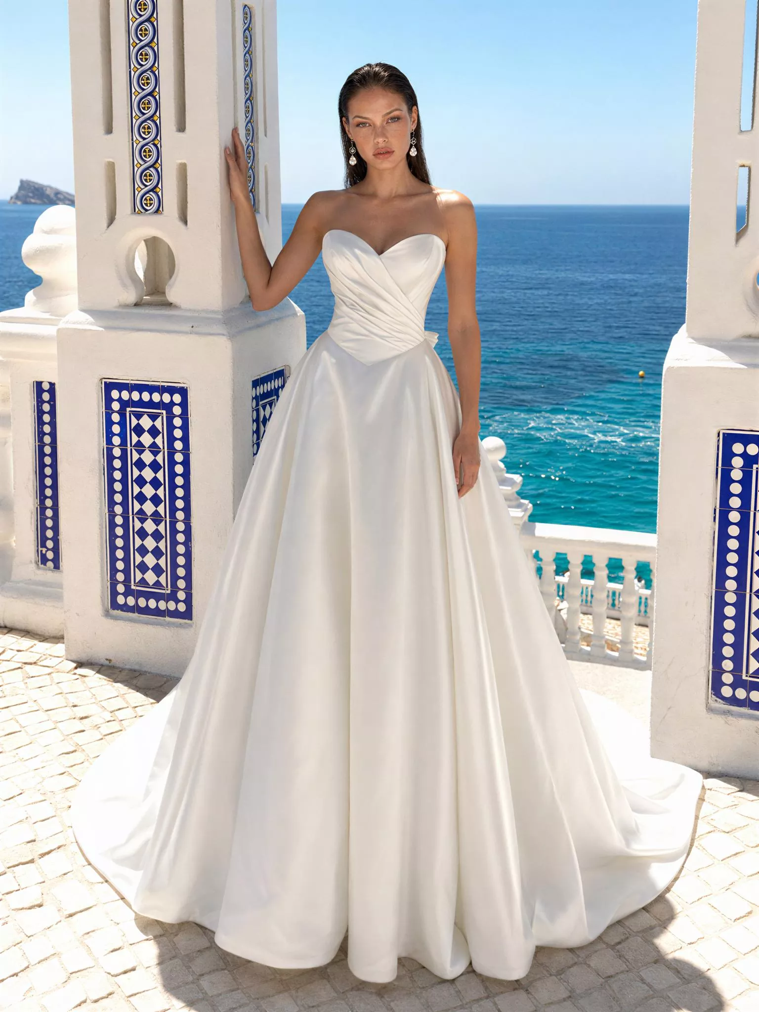 vestido-novia-aura-sedkastudio-crepé-escotecorazón-espaldaenv-frente-sedkanovias