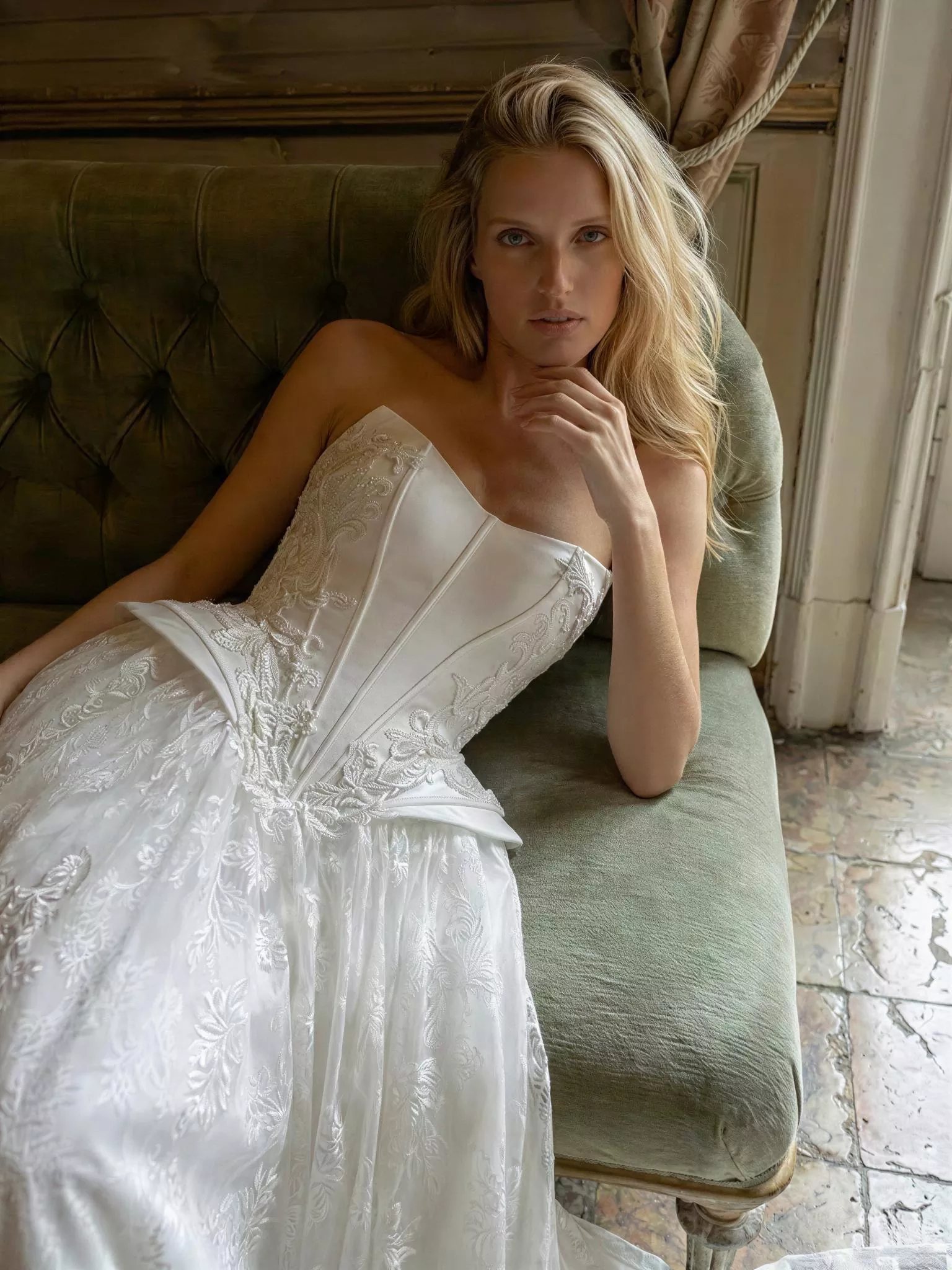 vestido-novia-acanto-sedkaatelier-crepé-escotepalabradehonor-espaldaenv-detalle-sedkanovias