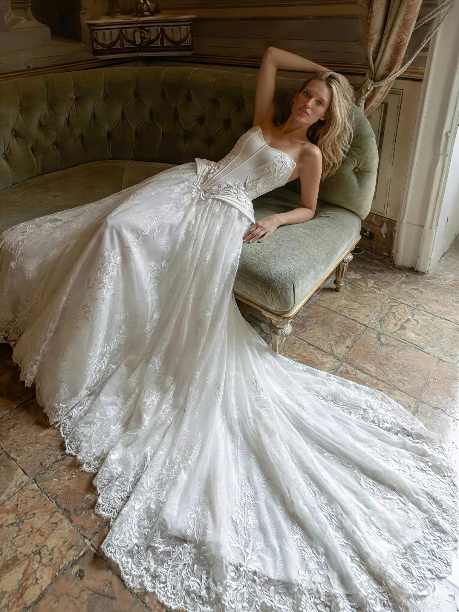 vestido-novia-acanto-sedkaatelier-crepé-escotepalabradehonor-espaldaenv-editorial-sedkanovias
