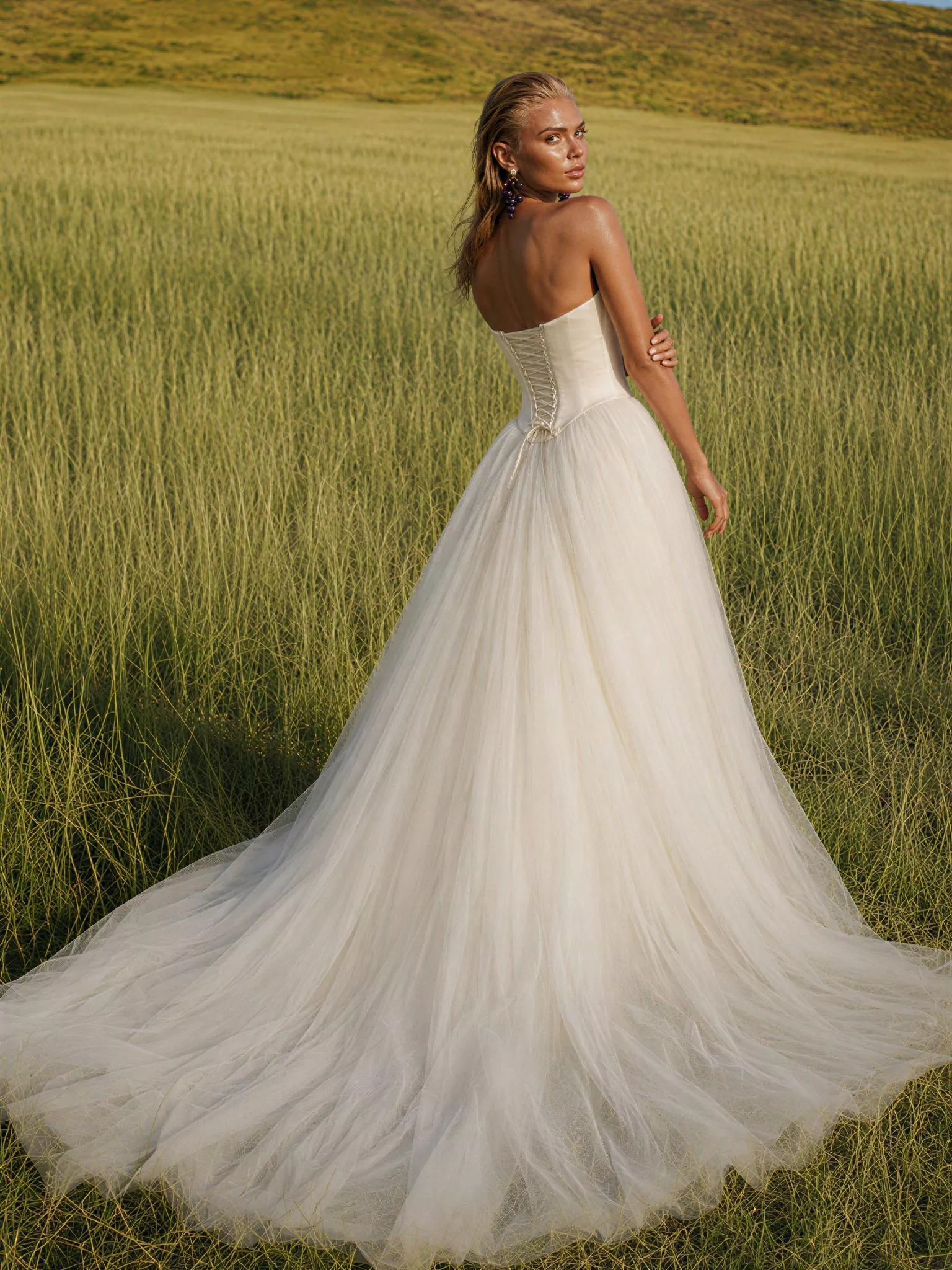vestido-novia-aitana-sedkaatelier-crepé-escotepalabradehonor-espaldacorsé-sedkanovias