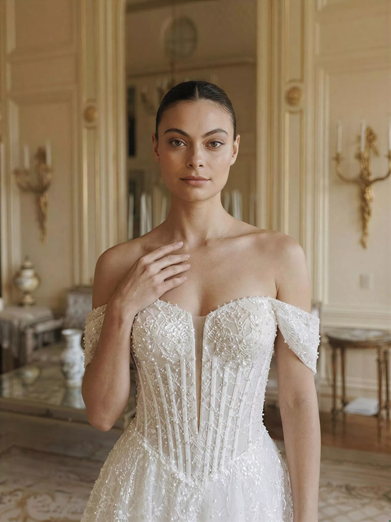 vestido-novia-alborán-sedkaatelier-crepé-escotecorazón-espaldaenv-detalle-sedkanovias
