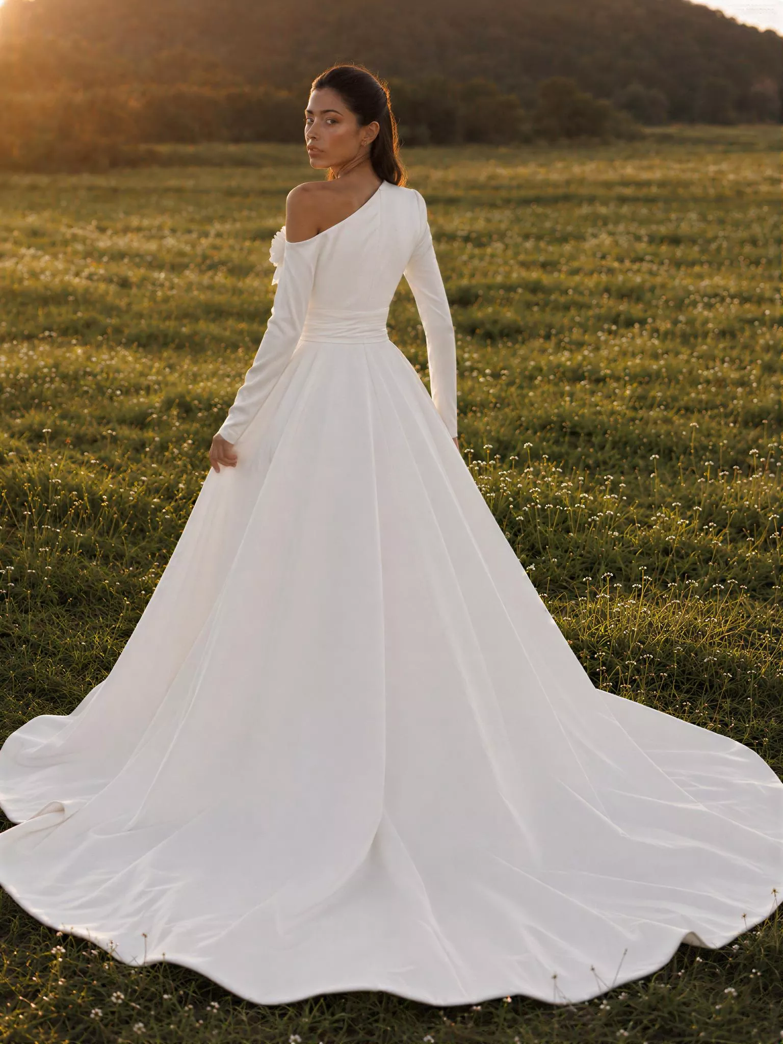 vestido-novia-alina-sedkaatelier-crepé-escoteasimétrico-espaldaasimétrica-sedkanovias