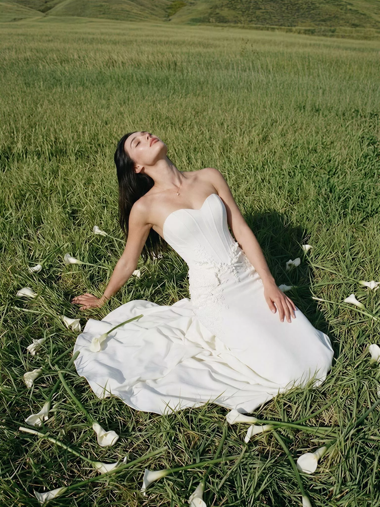 vestido-novia-caleta-sedkaatelier-crepé-escotepalabradehonor-espaldaenv-editorial-sedkanovias