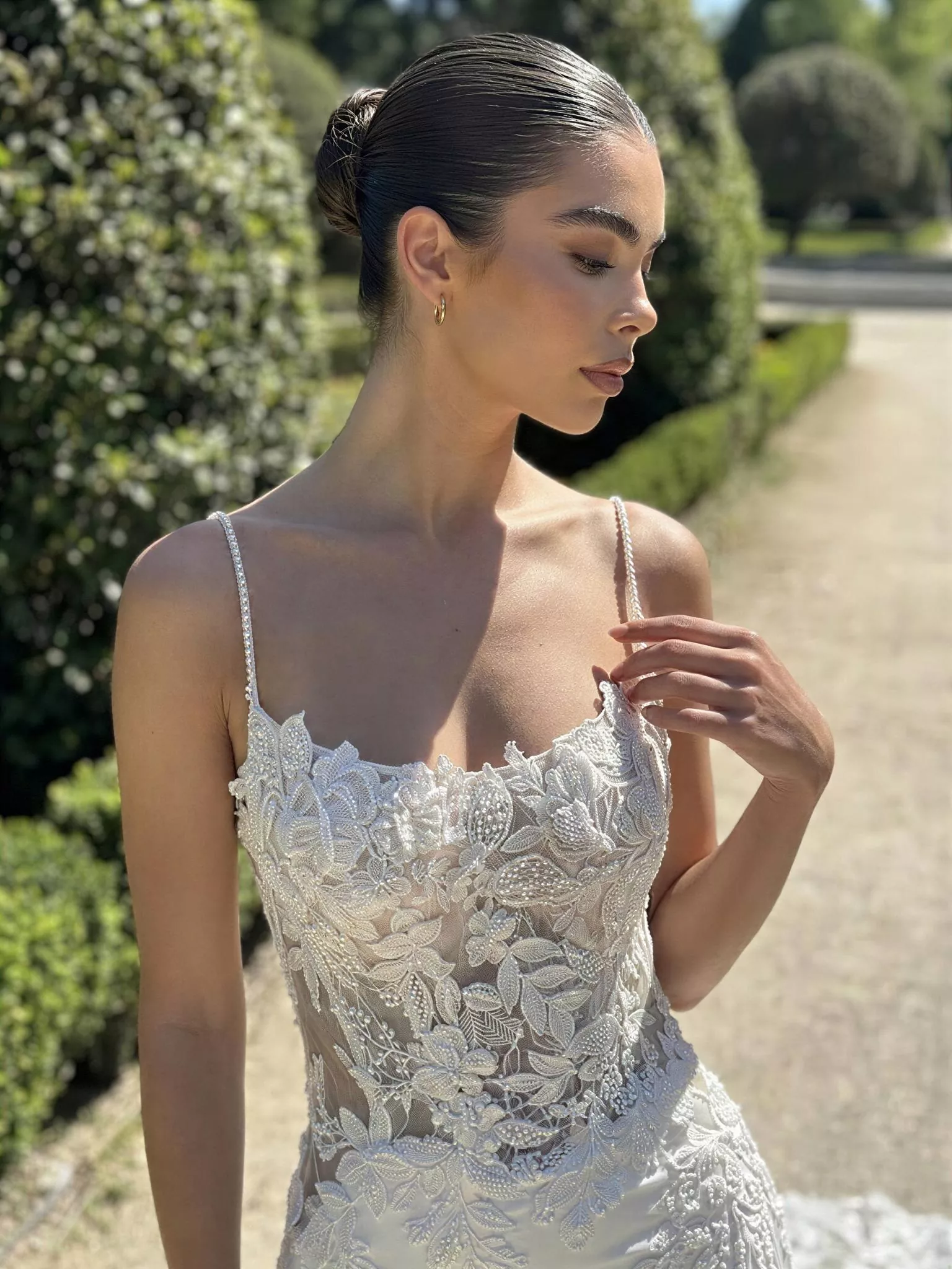 vestido-novia-iris-sedkaatelier-encaje-escoterecto-espaldarecta-detalle-sedkanovias