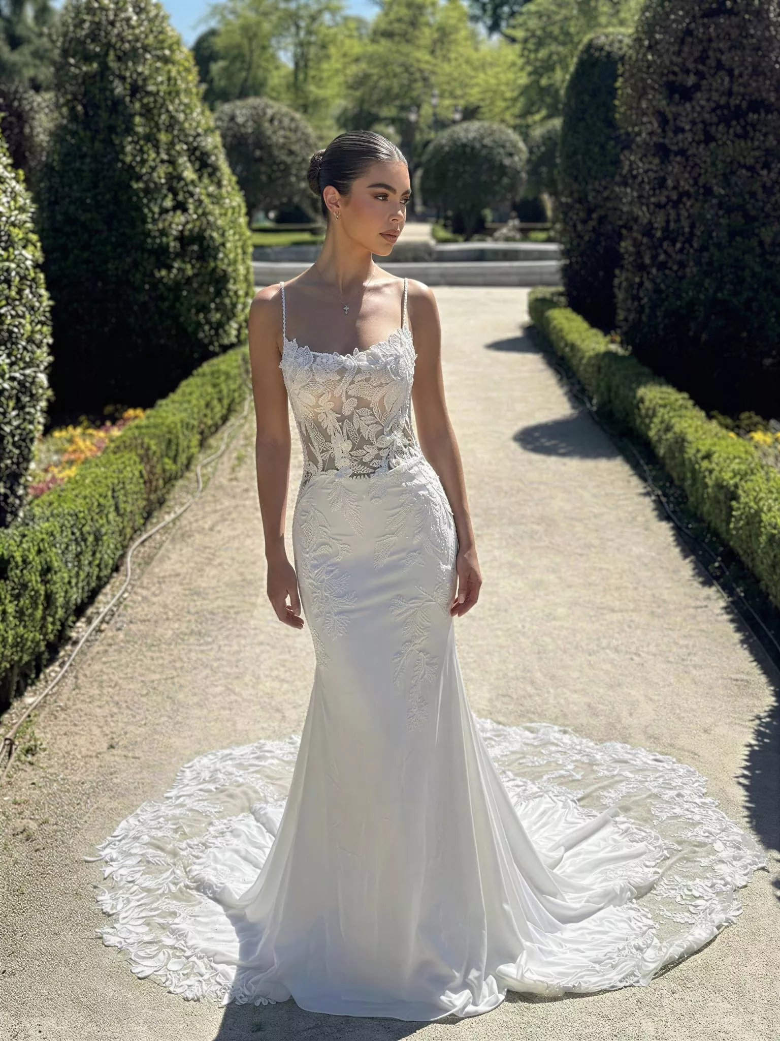 vestido-novia-iris-sedkaatelier-encaje-escoterecto-espaldarecta-frente-sedkanovias