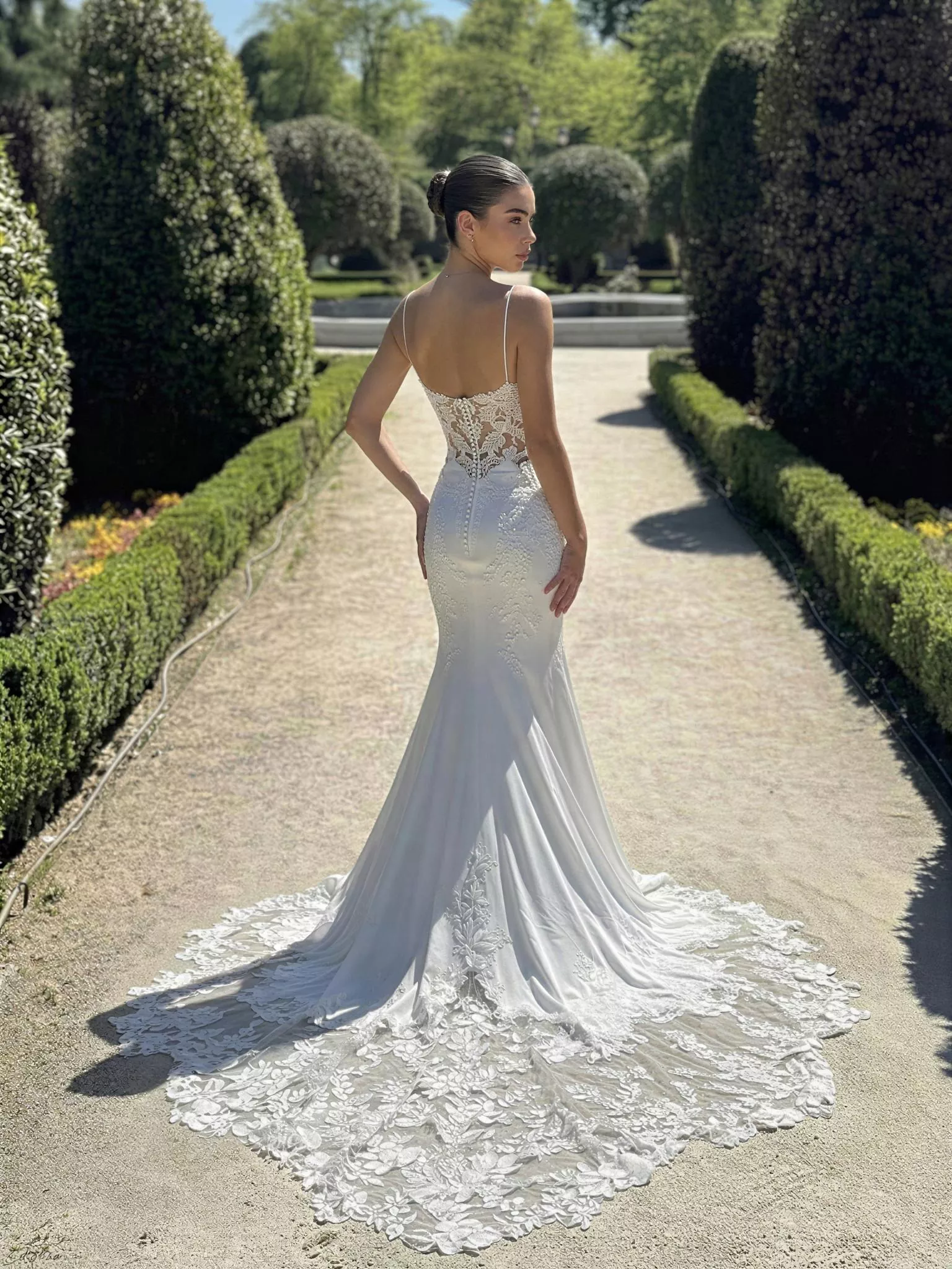 vestido-novia-iris-sedkaatelier-encaje-escoterecto-espaldarecta-sedkanovias