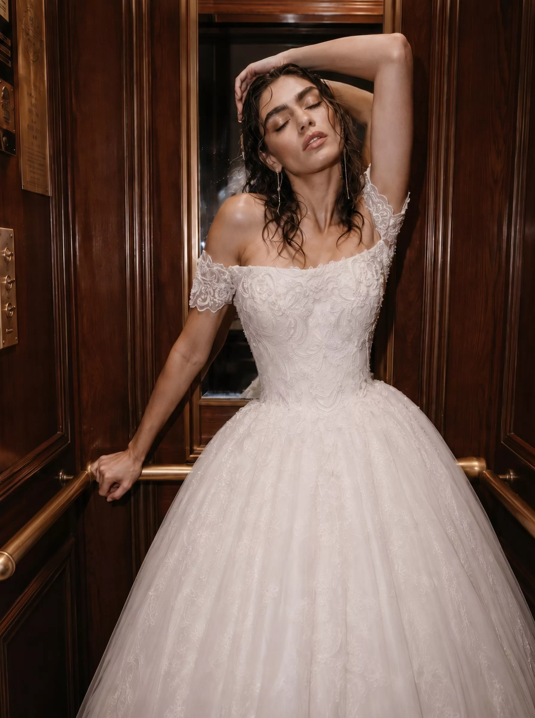 vestido-novia-luz-sedkacouture-encaje-escoterecto-espaldaenv-detalle-sedkanovias