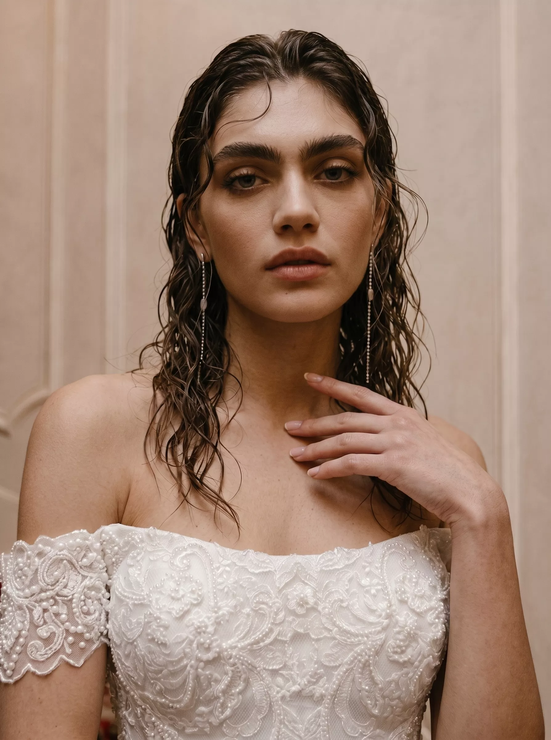vestido-novia-luz-sedkacouture-encaje-escoterecto-espaldaenv-editorial-sedkanovias