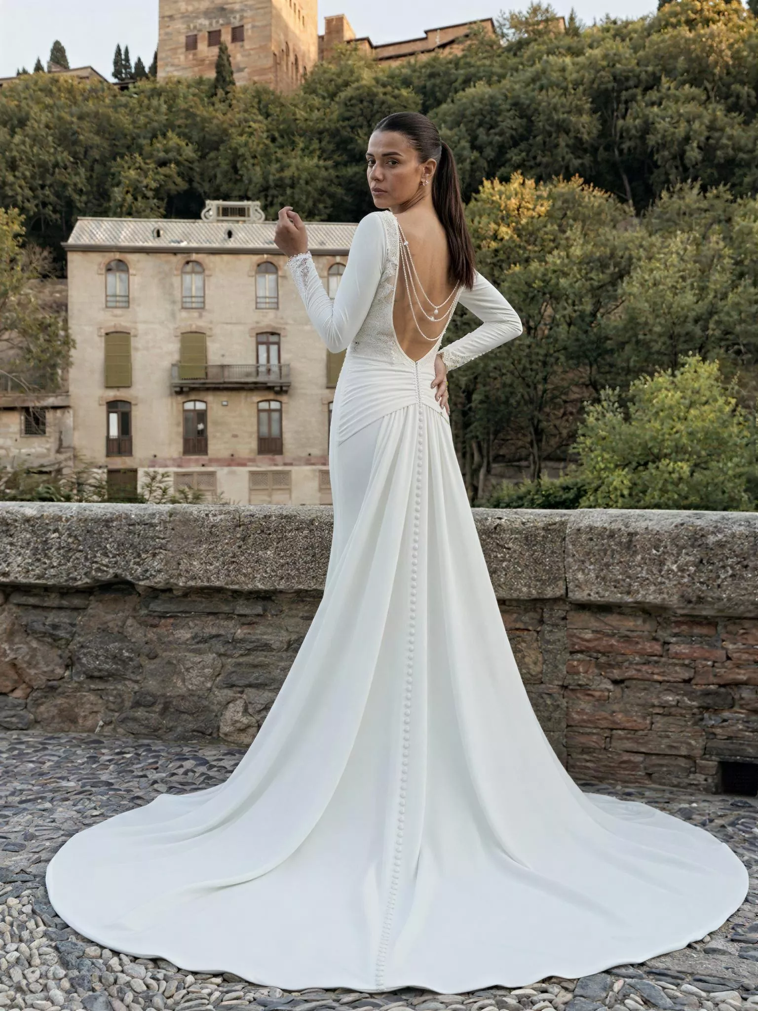 vestido-novia-ocre-sedkaatelier-escotecerrado-espaldaenv-sedkanovias