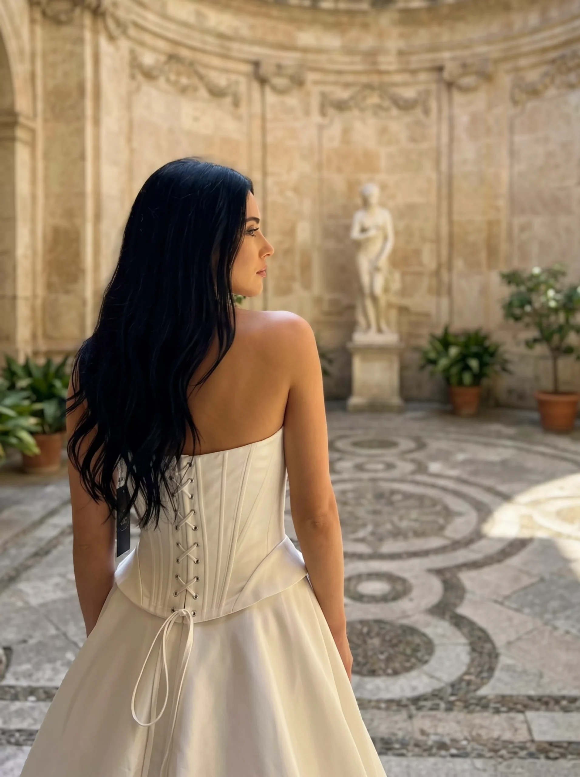 vestido-novia-onda-sedkacouture-crepé-escotepalabradehonor-espaldaenv-detallespalda-sedkanovias