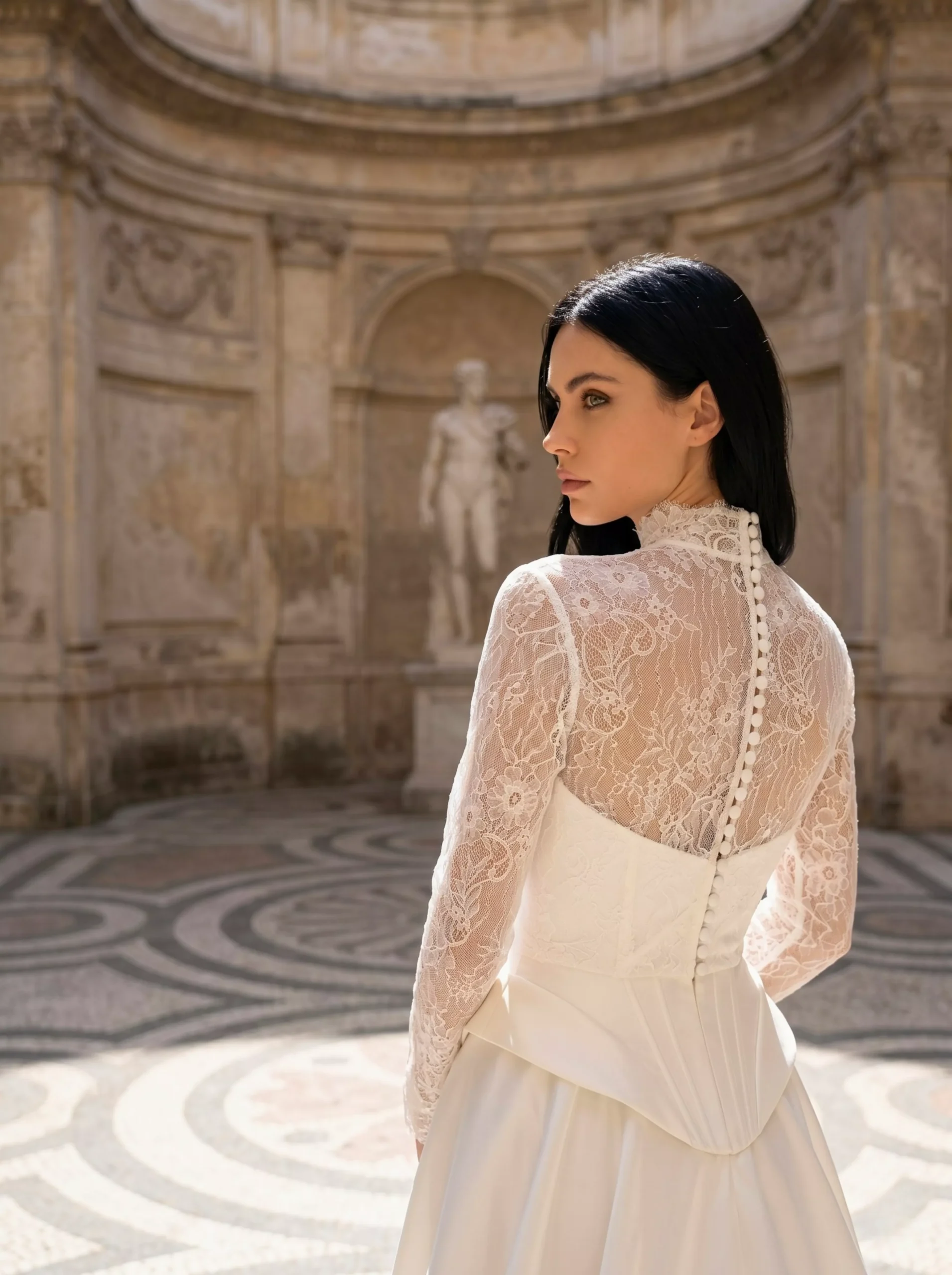 vestido-novia-onda-sedkacouture-crepé-escotepalabradehonor-espaldaenv-detallespaldachaqueta-sedkanovias