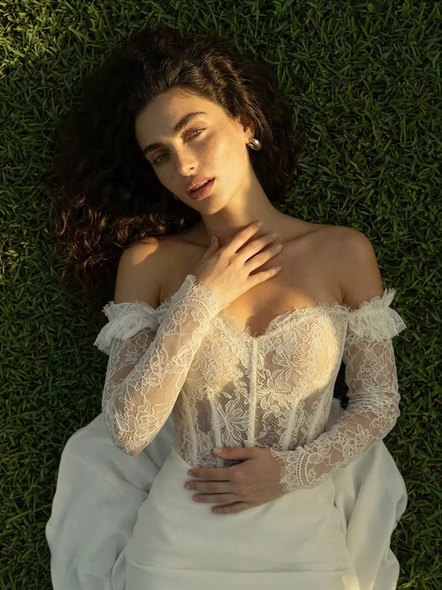 vestido-novia-verbena-sedkaatelier-escotecorazón-espaldaenv-editorial-sedkanovias